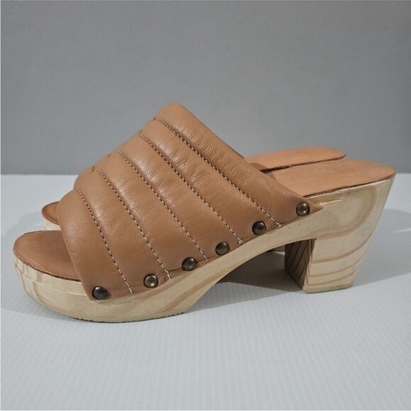 NEW BEEK Roller Clogs in tan - Picture 3 of 8